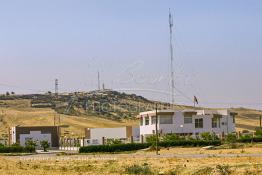 Image du Maroc Professionnelle de  Le barrage Oued El Makhazine, conçu pour le développement et  l'irrigation du périmètre du Loukkos. Ainsi les champs situés dans le triangle Ksar El Kébir, Larache, Moulay Bouselham profitent de cette infrastructure. Cette importante réalisation située sur El Oued Loukkos sert à la régularisation inter annuelle des débits tout en formant une protection contre les crues, au Jeudi 1er Septembre 2005 à cette datte le barrage dispose 309 Million de M3. (Photo / Abdeljalil Bounhar) 